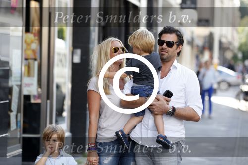 Amsterdam 28 augustus 2012
Ellemieke Vermolen en haar man Sergio Herman doen boodschappen op de pc hooftstraat met hun kinderen.
Peter Smulders bv