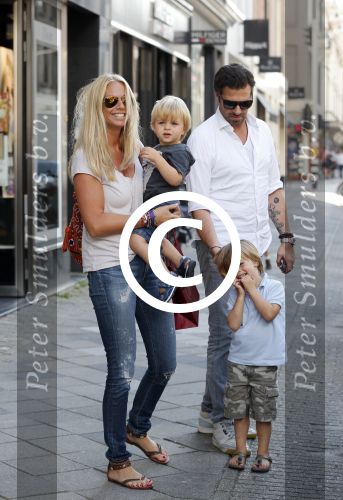 Amsterdam 28 augustus 2012
Ellemieke Vermolen en haar man Sergio Herman doen boodschappen op de pc hooftstraat met hun kinderen.
Peter Smulders bv