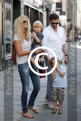 Amsterdam 28 augustus 2012
Ellemieke Vermolen en haar man Sergio Herman doen boodschappen op de pc hooftstraat met hun kinderen.
Peter Smulders bv