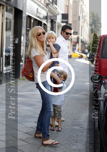 Amsterdam 28 augustus 2012
Ellemieke Vermolen en haar man Sergio Herman doen boodschappen op de pc hooftstraat met hun kinderen.
Peter Smulders bv