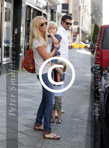Amsterdam 28 augustus 2012
Ellemieke Vermolen en haar man Sergio Herman doen boodschappen op de pc hooftstraat met hun kinderen.
Peter Smulders bv