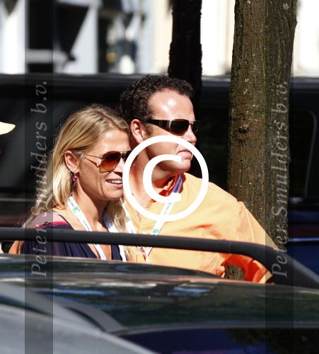 Amsterdam 9 september 2012
Maxima doet mee met de Amsterdam City swim door de grachten van Amsterdam. Prins Willem Alexander en hun dochters prinses Amalia Alexia en Ariane wachten haar an de finisch op de keizersgracht op. Emily Bremers met haar man Roderick v d Wijk moedigen prinses maxima aan
Peter Smulders bv