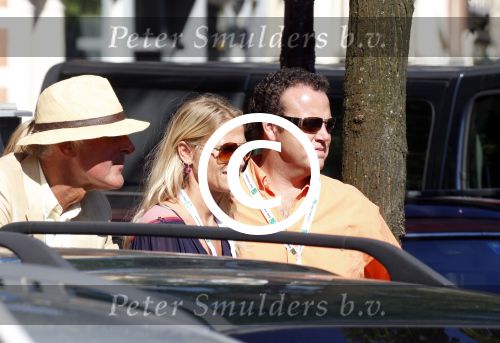 Amsterdam 9 september 2012
Maxima doet mee met de Amsterdam City swim door de grachten van Amsterdam. Prins Willem Alexander en hun dochters prinses Amalia Alexia en Ariane wachten haar an de finisch op de keizersgracht op. Emily Bremers met haar man Roderick v d Wijk moedigen prinses maxima aan
Peter Smulders bv