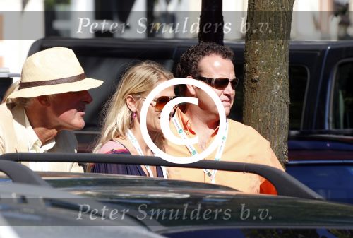 Amsterdam 9 september 2012
Maxima doet mee met de Amsterdam City swim door de grachten van Amsterdam. Prins Willem Alexander en hun dochters prinses Amalia Alexia en Ariane wachten haar an de finisch op de keizersgracht op. Emily Bremers met haar man Roderick v d Wijk moedigen prinses maxima aan
Peter Smulders bv