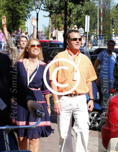 Amsterdam 9 september 2012
Maxima doet mee met de Amsterdam City swim door de grachten van Amsterdam. Prins Willem Alexander en hun dochters prinses Amalia Alexia en Ariane wachten haar an de finisch op de keizersgracht op. Emily Bremers met haar man Roderick v d Wijk moedigen prinses maxima aan
Peter Smulders bv
