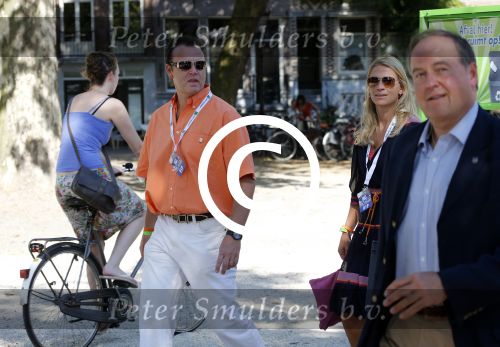 Amsterdam 9 september 2012
Maxima doet mee met de Amsterdam City swim door de grachten van Amsterdam. Prins Willem Alexander en hun dochters prinses Amalia Alexia en Ariane wachten haar an de finisch op de keizersgracht op. Emily Bremers met haar man Roderick v d Wijk moedigen prinses maxima aan
Peter Smulders bv