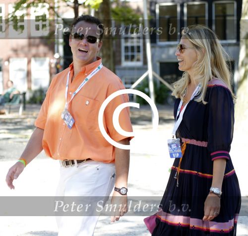 Amsterdam 9 september 2012
Maxima doet mee met de Amsterdam City swim door de grachten van Amsterdam. Prins Willem Alexander en hun dochters prinses Amalia Alexia en Ariane wachten haar an de finisch op de keizersgracht op. Emily Bremers met haar man Roderick v d Wijk moedigen prinses maxima aan
Peter Smulders bv