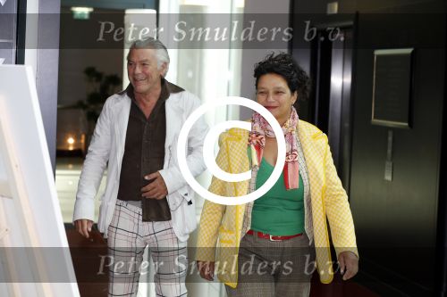 Schiphol 18 september 2012
Vertrek deelnemers expositie Noordpool vanaf Schiphol. Charlie Dagelet wordt weg gebracht door haar vader Hans Dagelet en moeder Esther Apituley
Peter Smulders bv