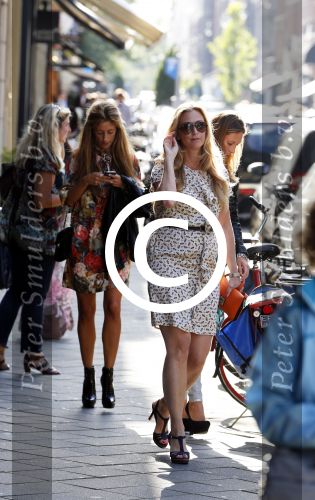 Amsterdam 28 augustus 2012
5 jaar grazia Magazine wordt gevierd met feestje in Armani winkel op de pc hooftstraat. Sylvie v d Vaart ontvangt het eerste exemplaar uit handen van Hilmar Mulder. fabienne de Vries
Peter Smulders bv