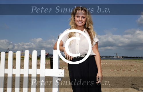 Amsterdam 3 september 2012
Presentatie deelnmemers expeditie Robinson bij strand west . Fatima Moreiro de Melo
Peter Smulders bv