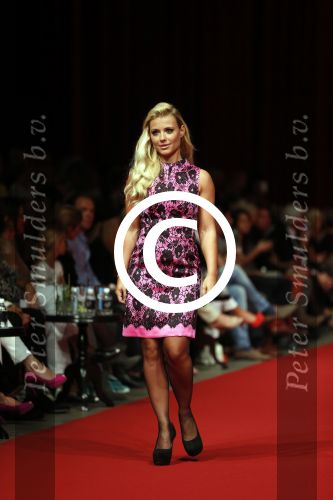 Amsterdam 10 september 2012
Modeshow Jos v Raak met oa Froukje de Both Quinty Trustfull Kim Feenstra Gigi Ravelli en Lieke v Lexmond die mee lopen in de show.
Peter Smulders bv