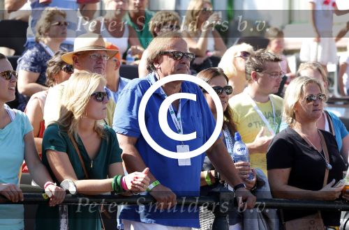 Amsterdam 9 september 2012
Maxima doet mee met de Amsterdam City swim door de grachten van Amsterdam. Prins Willem Alexander en hun dochters prinses Amalia Alexia en Ariane wachten haar an de finisch op de keizersgracht op. Ivo Niehe met zijn vrouw
Peter Smulders bv