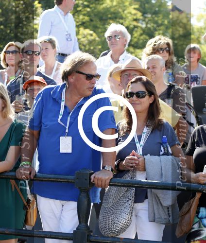 Amsterdam 9 september 2012
Maxima doet mee met de Amsterdam City swim door de grachten van Amsterdam. Prins Willem Alexander en hun dochters prinses Amalia Alexia en Ariane wachten haar an de finisch op de keizersgracht op. Ivo Niehe met zijn vrouw
Peter Smulders bv
