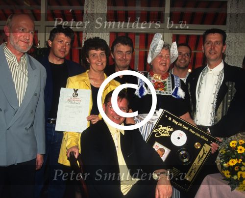 Volendam 7 April 1997
Jan Keizer, Jan Tuyp en Jack Veerman van BZN met de ouders van Jan Smit met Jantje zijn eerste gouden CD
Foto Peter Smulders BV