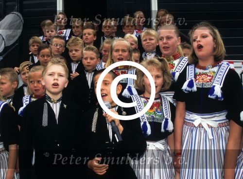Volendam, 28 Mei 1997
Jantje Smit (Jan Smit) als zangertje bij het Volendammer Jongenskoor (waarin hij 4 jaar zong) onder leiding van Evert Beumer.
Foto Peter Smulders BV