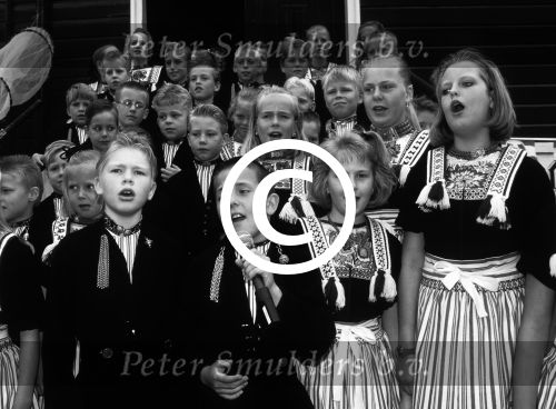 Volendam, 28 Mei 1997
Jantje Smit (Jan Smit) als zangertje bij het Volendammer Jongenskoor (waarin hij 4 jaar zong) onder leiding van Evert Beumer.
Foto Peter Smulders BV