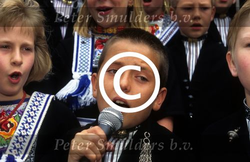 Volendam, 28 Mei 1997
Jantje Smit (Jan Smit) als zangertje bij het Volendammer Jongenskoor (waarin hij 4 jaar zong) onder leiding van Evert Beumer.
Foto Peter Smulders BV