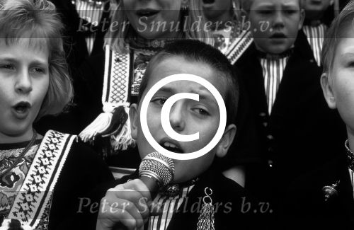 Volendam, 28 Mei 1997
Jantje Smit (Jan Smit) als zangertje bij het Volendammer Jongenskoor (waarin hij 4 jaar zong) onder leiding van Evert Beumer.
Foto Peter Smulders BV
