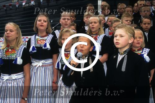 Volendam, 28 Mei 1997
Jantje Smit (Jan Smit) als zangertje bij het Volendammer Jongenskoor (waarin hij 4 jaar zong) onder leiding van Evert Beumer.
Foto Peter Smulders BV