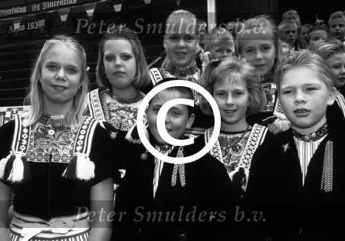Volendam, 28 Mei 1997
Jantje Smit (Jan Smit) als zangertje bij het Volendammer Jongenskoor (waarin hij 4 jaar zong) onder leiding van Evert Beumer.
Foto Peter Smulders BV
