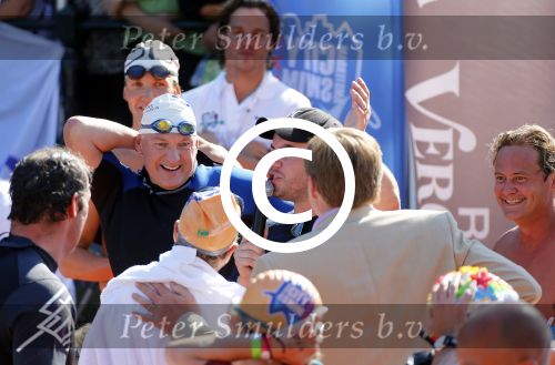 Amsterdam 9 september 2012
Maxima doet mee met de Amsterdam City swim door de grachten van Amsterdam. Prins Willem Alexander en hun dochters prinses Amalia Alexia en Ariane wachten haar an de finisch op de keizersgracht op. Jeroen v Koningsbrugge
Peter Smulders bv