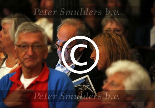 Amsterdam 31 augustus 2012
Afscheid Maartje v Weegen van radio 4 in het concertgebouw. Job Cohen met een kennis
Peter Smulders bv
