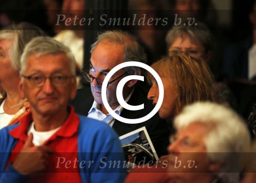 Amsterdam 31 augustus 2012
Afscheid Maartje v Weegen van radio 4 in het concertgebouw. Job Cohen met een kennis
Peter Smulders bv