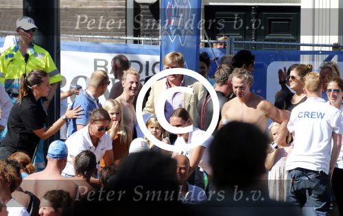 Amsterdam 9 september 2012
Maxima doet mee met de Amsterdam City swim door de grachten van Amsterdam. Prins Willem Alexander en hun dochters prinses Amalia Alexia en Ariane wachten haar an de finisch op de keizersgracht op. Jochem Uytenhage
Peter Smulders bv