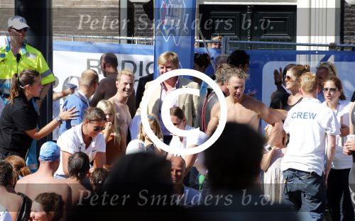 Amsterdam 9 september 2012
Maxima doet mee met de Amsterdam City swim door de grachten van Amsterdam. Prins Willem Alexander en hun dochters prinses Amalia Alexia en Ariane wachten haar an de finisch op de keizersgracht op. Jochem Uytenhage
Peter Smulders bv