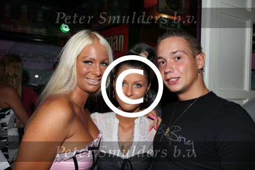 Den Haag, 14 September 2012
Opening Bar van Barbie
Barbie (Samantha) met Jokertje Robert Minderhout met vriendin
Foto Peter Smulders BV