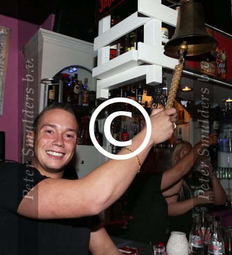 Den Haag, 14 September 2012
Opening Bar van Barbie
Oh Oh Cherso Jokertje (Robert Minderhoud) hangt als eerste aan \