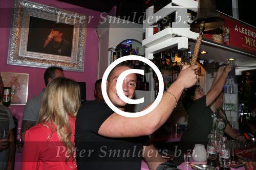 Den Haag, 14 September 2012
Opening Bar van Barbie
Oh Oh Cherso Jokertje (Robert Minderhoud) hangt als eerste aan \