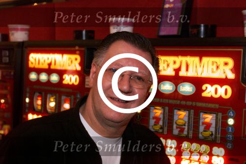 Amsterdam, 20 december 1998
Joop v Tellingen voor zijn grote liefde: DE GOKKAST


FOTO PETER SMULDERS BV