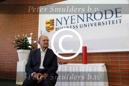 Breukelen 10 september 2012
Joop van de Ende krijgt ere doctoraat op universiteit Neyerode. Aanwezig zijn zijn vrouw Janine en kinderen Iris en Vincent
Peter Smulders bv