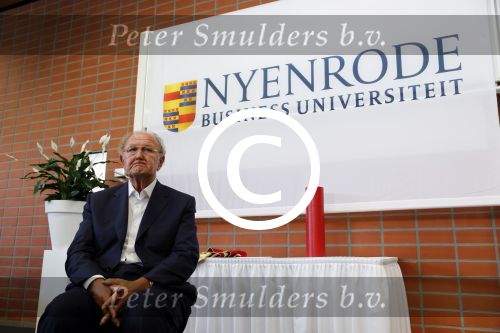 Breukelen 10 september 2012
Joop van de Ende krijgt ere doctoraat op universiteit Neyerode. Aanwezig zijn zijn vrouw Janine en kinderen Iris en Vincent
Peter Smulders bv