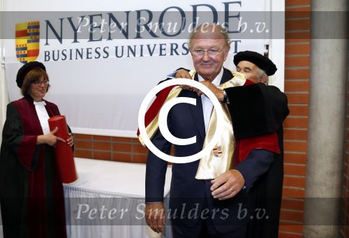 Breukelen 10 september 2012
Joop van de Ende krijgt ere doctoraat op universiteit Neyerode. Aanwezig zijn zijn vrouw Janine en kinderen Iris en Vincent
Peter Smulders bv