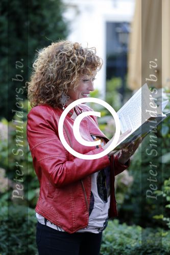 Amsterdam 13 september 2012
Dinand Woesthoff overhandigt het eerste exemplaar van boek woezel en Pip aan Katja Schuurman bij Rest Lion Noir.
Peter Smulders bv