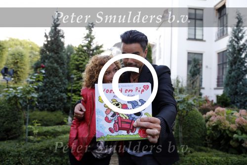 Amsterdam 13 september 2012
Dinand Woesthoff overhandigt het eerste exemplaar van boek woezel en Pip aan Katja Schuurman bij Rest Lion Noir.
Peter Smulders bv