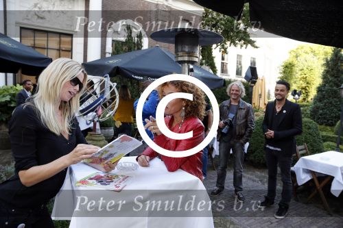 Amsterdam 13 september 2012
Dinand Woesthoff overhandigt het eerste exemplaar van boek woezel en Pip aan Katja Schuurman bij Rest Lion Noir.
Peter Smulders bv