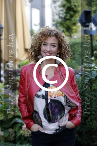 Amsterdam 13 september 2012
Dinand Woesthoff overhandigt het eerste exemplaar van boek woezel en Pip aan Katja Schuurman bij Rest Lion Noir.
Peter Smulders bv