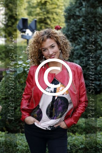 Amsterdam 13 september 2012
Dinand Woesthoff overhandigt het eerste exemplaar van boek woezel en Pip aan Katja Schuurman bij Rest Lion Noir.
Peter Smulders bv