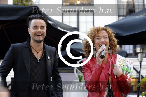 Amsterdam 13 september 2012
Dinand Woesthoff overhandigt het eerste exemplaar van boek woezel en Pip aan Katja Schuurman bij Rest Lion Noir.
Peter Smulders bv
