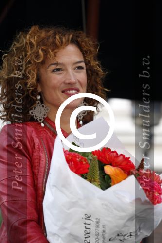Amsterdam 13 september 2012
Dinand Woesthoff overhandigt het eerste exemplaar van boek woezel en Pip aan Katja Schuurman bij Rest Lion Noir.
Peter Smulders bv