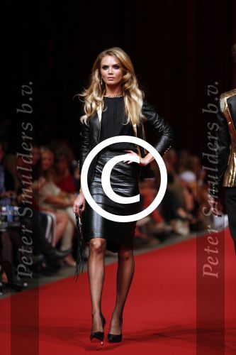 Amsterdam 10 september 2012
Modeshow Jos v Raak met oa Froukje de Both Quinty Trustfull Kim Feenstra Gigi Ravelli en Lieke v Lexmond die mee lopen in de show.
Peter Smulders bv