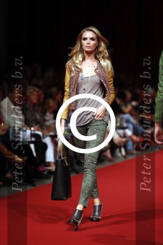 Amsterdam 10 september 2012
Modeshow Jos v Raak met oa Froukje de Both Quinty Trustfull Kim Feenstra Gigi Ravelli en Lieke v Lexmond die mee lopen in de show.
Peter Smulders bv