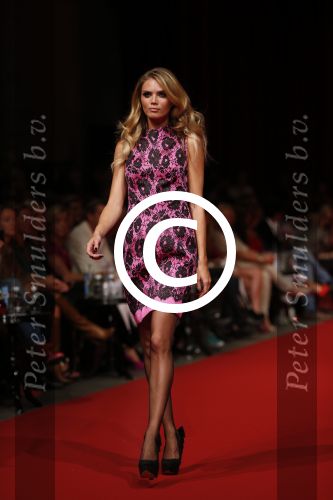 Amsterdam 10 september 2012
Modeshow Jos v Raak met oa Froukje de Both Quinty Trustfull Kim Feenstra Gigi Ravelli en Lieke v Lexmond die mee lopen in de show.
Peter Smulders bv