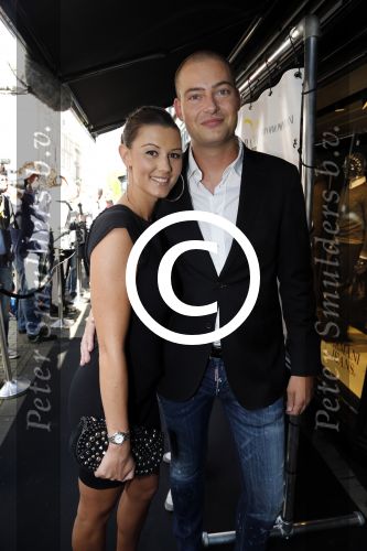Amsterdam 28 augustus 2012
5 jaar grazia Magazine wordt gevierd met feestje in Armani winkel op de pc hooftstraat. Sylvie v d Vaart ontvangt het eerste exemplaar uit handen van Hilmar Mulder. Lange Frans met vrouw Danielle
Peter Smulders bv