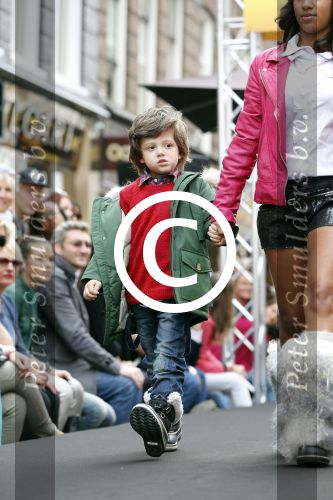 Amsterdam 2 september 2012
Grazi PC Catwalk op de pc hooftstraat. Zoon Lange Frans Willem en dochter Sylvana Simons Levi
Peter Smulders bv