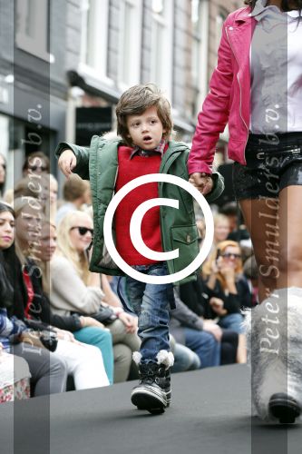 Amsterdam 2 september 2012
Grazi PC Catwalk op de pc hooftstraat. Zoon Lange Frans Willem en dochter Sylvana Simons Levi
Peter Smulders bv