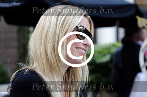 Amsterdam 13 september 2012
Dinand Woesthoff overhandigt het eerste exemplaar van boek woezel en Pip aan Katja Schuurman bij Rest Lion Noir. Lucy Woesthoff
Peter Smulders bv